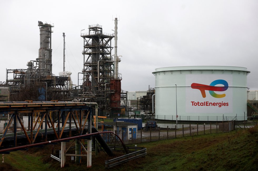 Strike cuts French power supply, halts refinery shipments