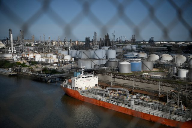U.S. oil exports to Europe hit record in March on steep discounts