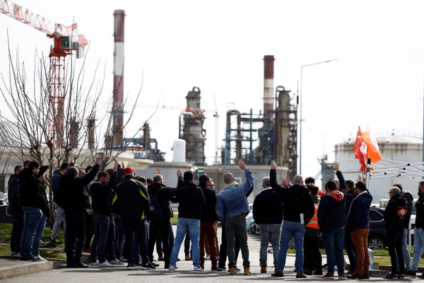 French strikes hit refining, LNG imports