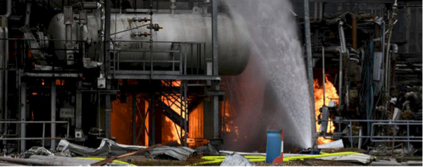 Use of foam for firefighting in tank farms of the oil and petrochemical industry