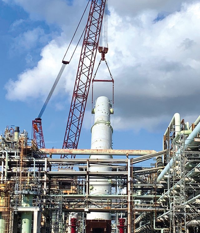 Case study Customized solutions place refinery column with ease-1.jpg